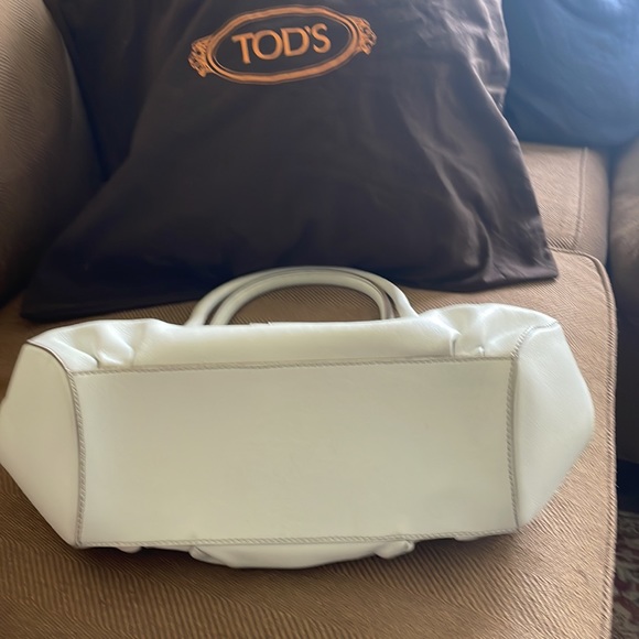A like new Tod’s shoulder bag. 3 generous areas inside - Picture 5 of 5